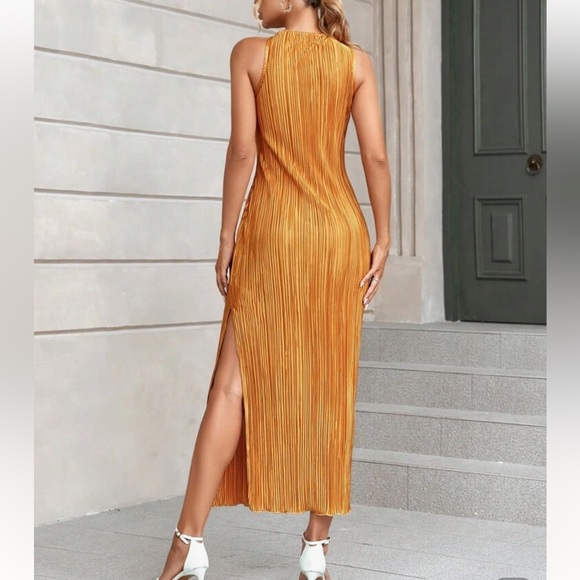 Pre-Loved Privé Solid Halter Neck Fitted - Picture 2 of 2